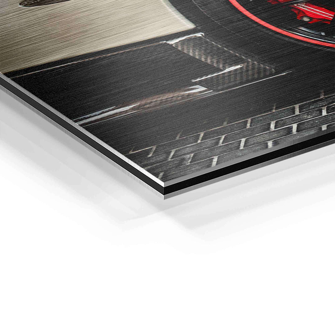 Detailaufnahme eines modernen Aluminium-Wandbildes mit gebürsteter Oberfläche, Motiv Auto-Front