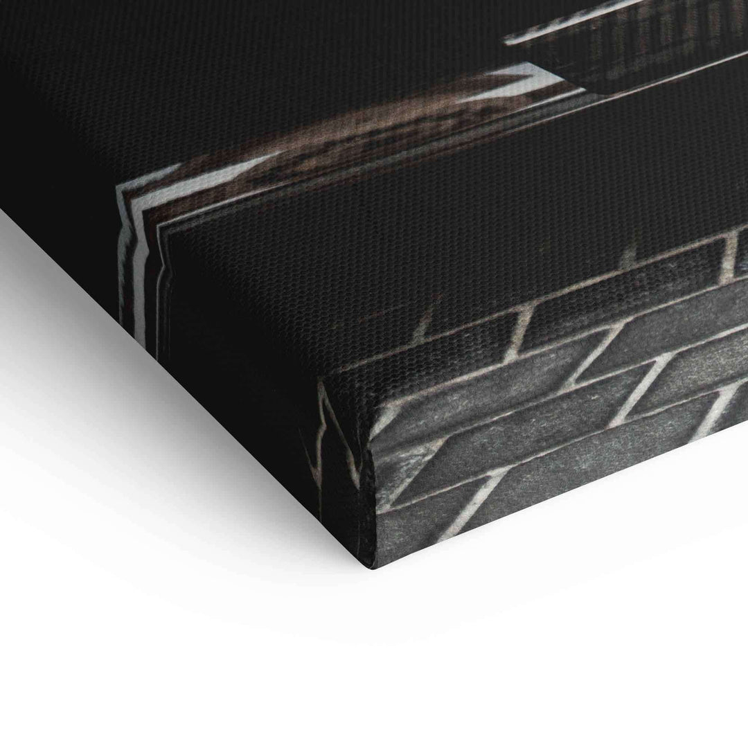 Detailansicht Wandbild Leinwand mit dunklem Motiv und Ziegelmuster am Rand
