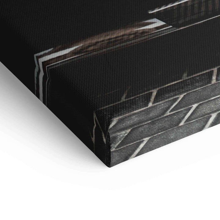 Detailansicht Wandbild Leinwand mit dunklem Motiv und Ziegelmuster am Rand