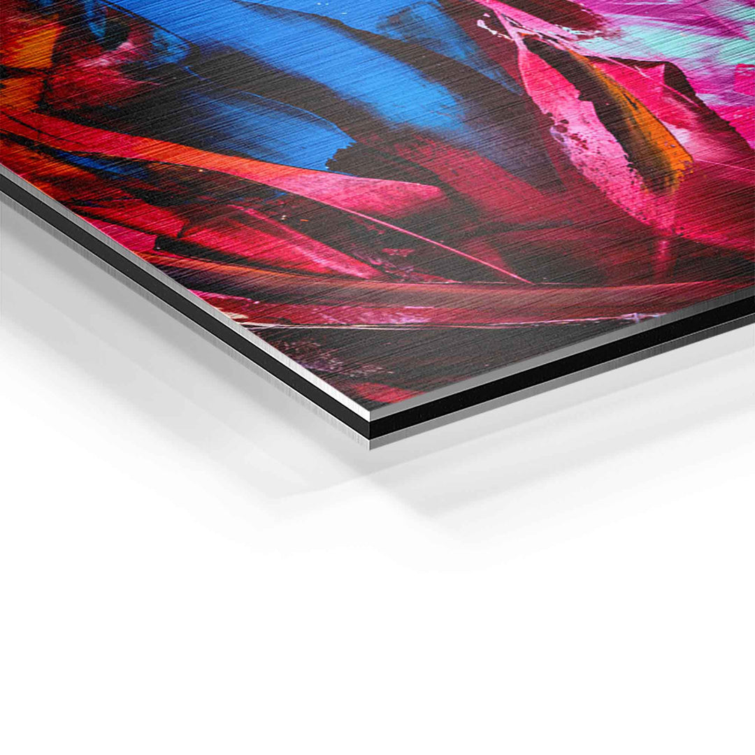 Detailaufnahme abstraktes Wandbild mit bunten Pinselstrichen in Rot, Blau und Pink auf Acrylglas