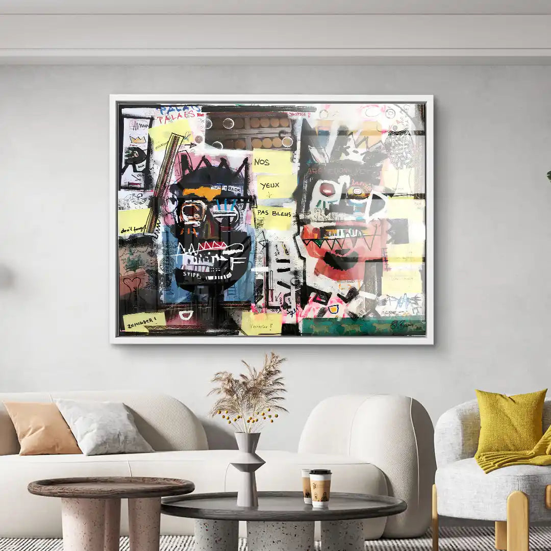 Modernes Wohnzimmer mit abstraktem Wandbild, zwei bunte Gesichter im Graffiti-Stil an der Wand.