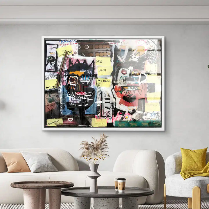 Modernes Wohnzimmer mit abstraktem Wandbild, zwei bunte Gesichter im Graffiti-Stil an der Wand.