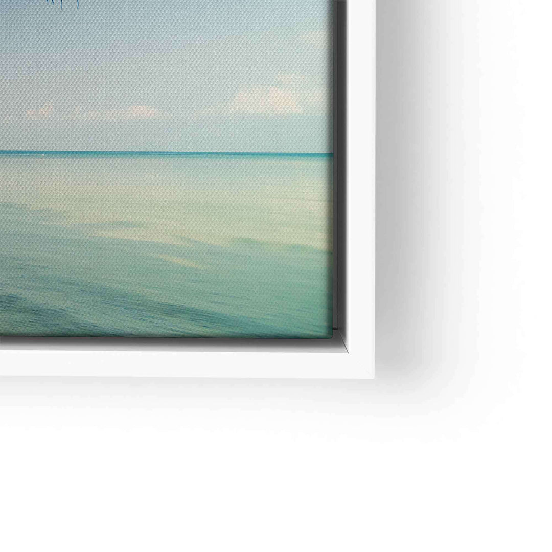 Leinwandbild mit Palmen, Strand und Meer in weißem Rahmen, tropisches Wandbild