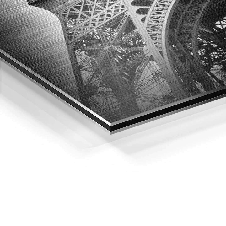 Detailaufnahme eines Wandbilds mit Eiffelturm in Paris im modernen Schwarz-Weiß-Look auf Aluminium.