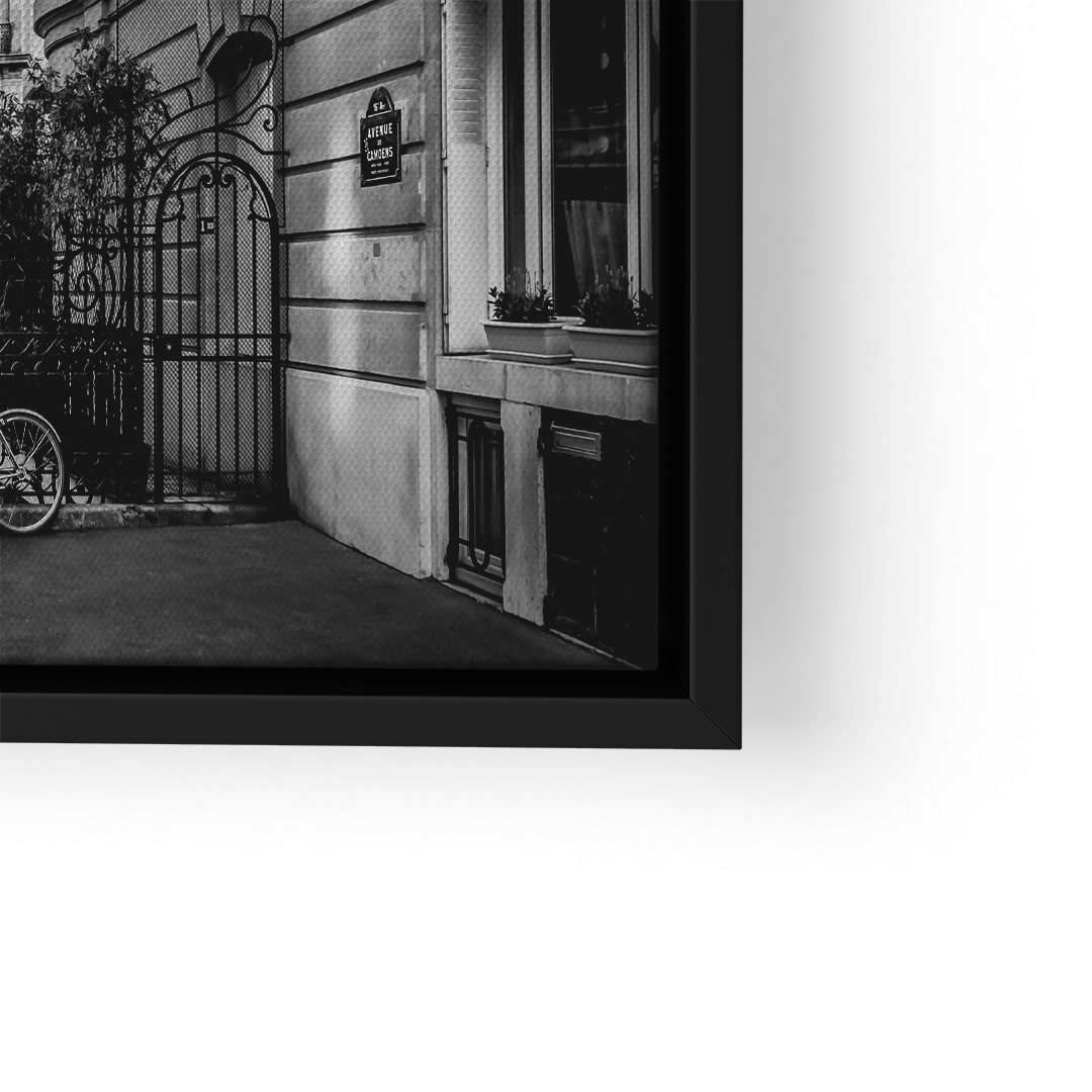 Schwarz-weiß Leinwandbild mit Pariser Straßenszene, Fahrrad und Gebäude, Wandbild urban