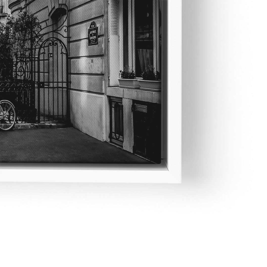 Schwarz-weiß Wandbild Paris mit Fahrrad, historischem Gebäude und Straßenschild Avenue Carnot
