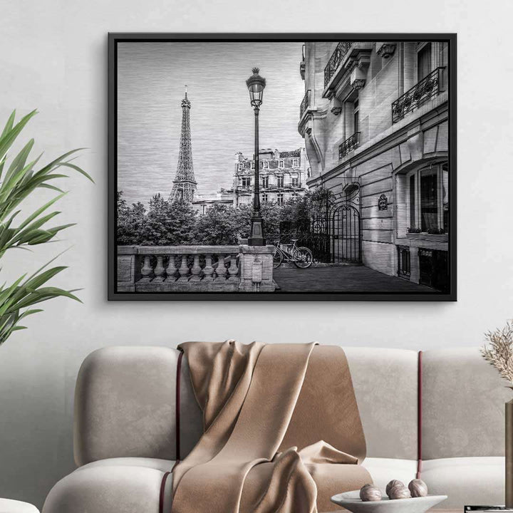 Schwarzweiß Wandbild mit Eiffelturm, Pariser Straße und stilvollen Gebäuden im Wohnzimmer