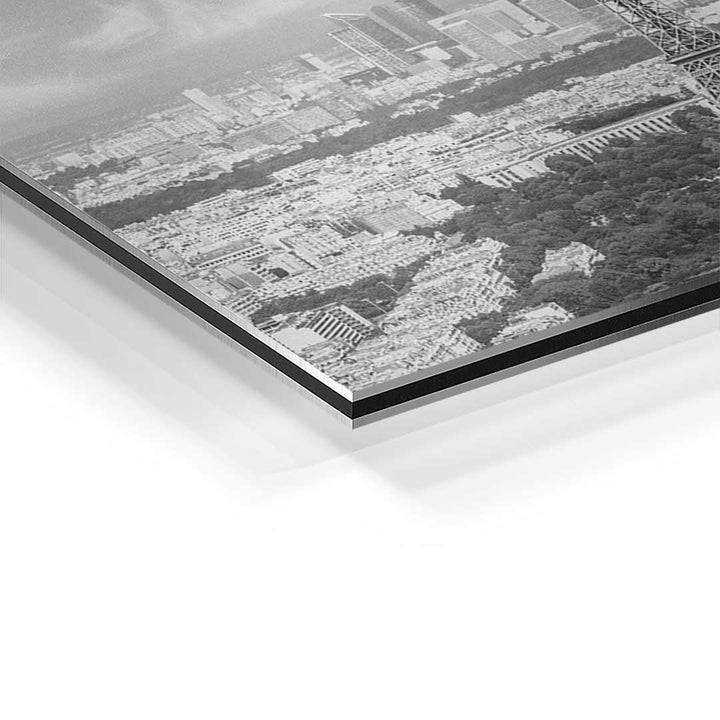 Detailaufnahme eines schwarz-weißen Paris Wandbilds auf Aluminiumplatte, moderne Kunst
