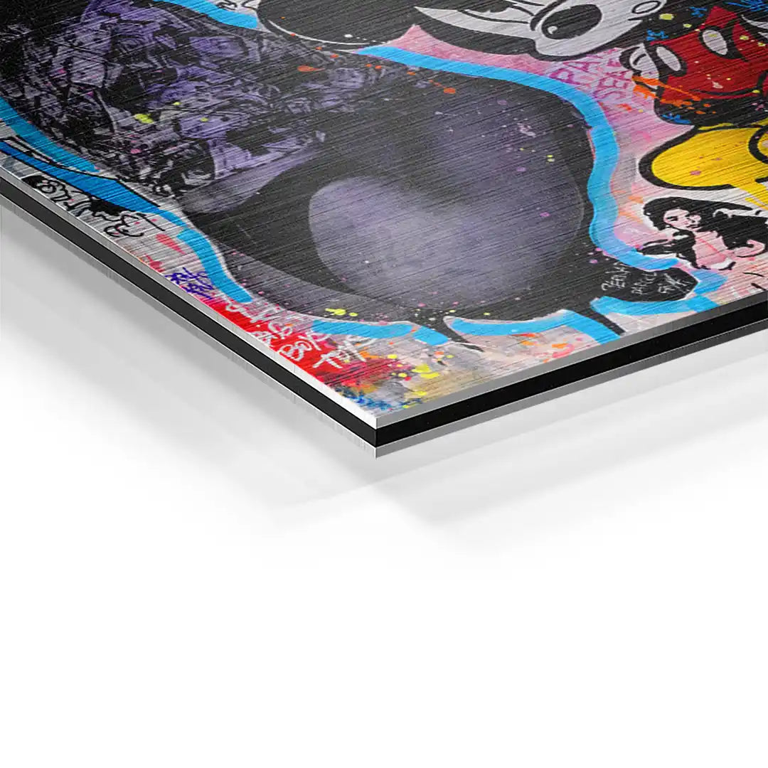 Detailaufnahme eines modernen Wandbilds mit Comics, Pop Art Figuren und Graffiti-Elementen.