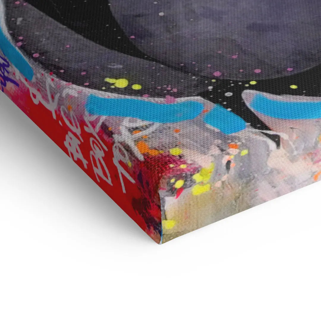 Detailaufnahme eines bunten, modernen Wandbilds auf Leinwand mit Graffiti und Farbspritzern