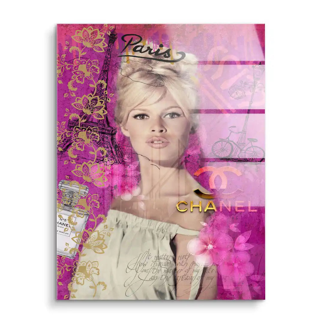 Modernes Wandbild in Pink mit Frau, Eiffelturm, Chanel-Elementen und floralen Mustern