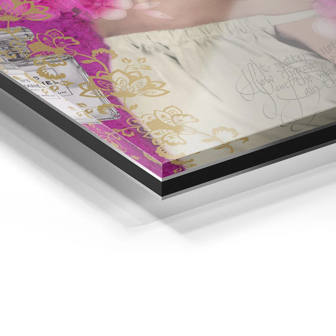 Detail eines pinken Wandbilds auf Acrylglas mit goldenen floralen Mustern und modernem Design