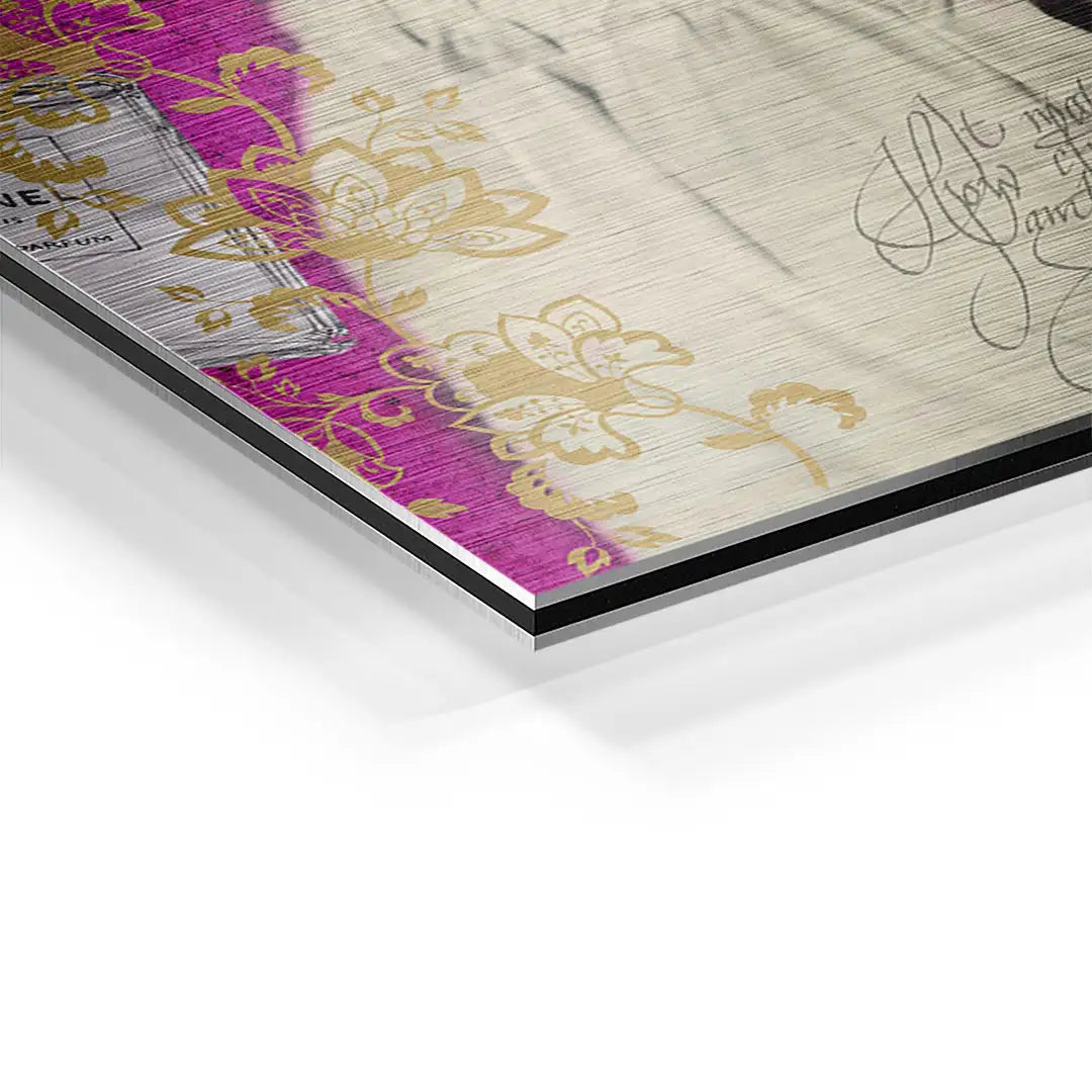 Detailaufnahme eines Wandbilds mit pinkem Hintergrund, goldenen Blumen und Schriftzug
