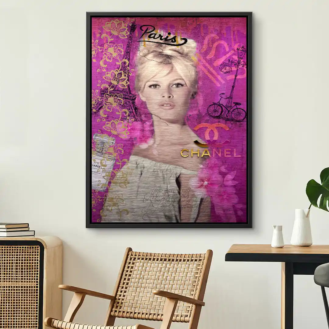 Modernes Wandbild in Pink mit Porträt, Paris-Motiven und Chanel-Elementen im Wohnzimmer