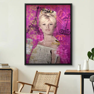 Modernes Wandbild in Pink mit Porträt, Paris-Motiven und Chanel-Elementen im Wohnzimmer