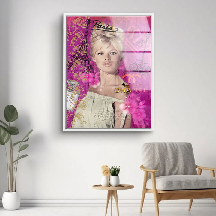 Modernes Wandbild mit Frau, pinken Blumen, goldenen Akzenten und Pariser Motiven in Wohnzimmer