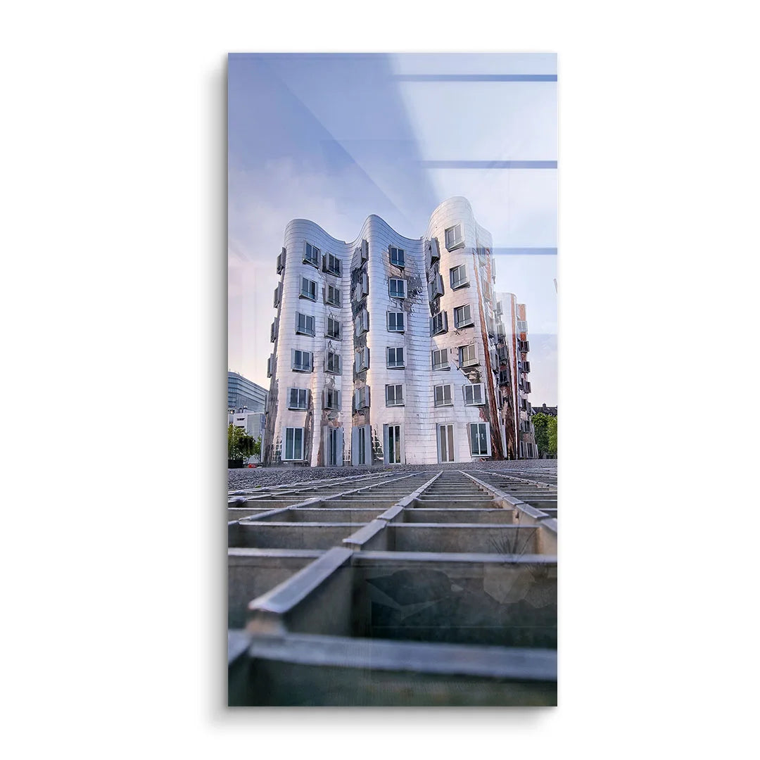 Modernes Wandbild mit abstraktem, verchromtem Gebäude und urbanem Gitter im Vordergrund.