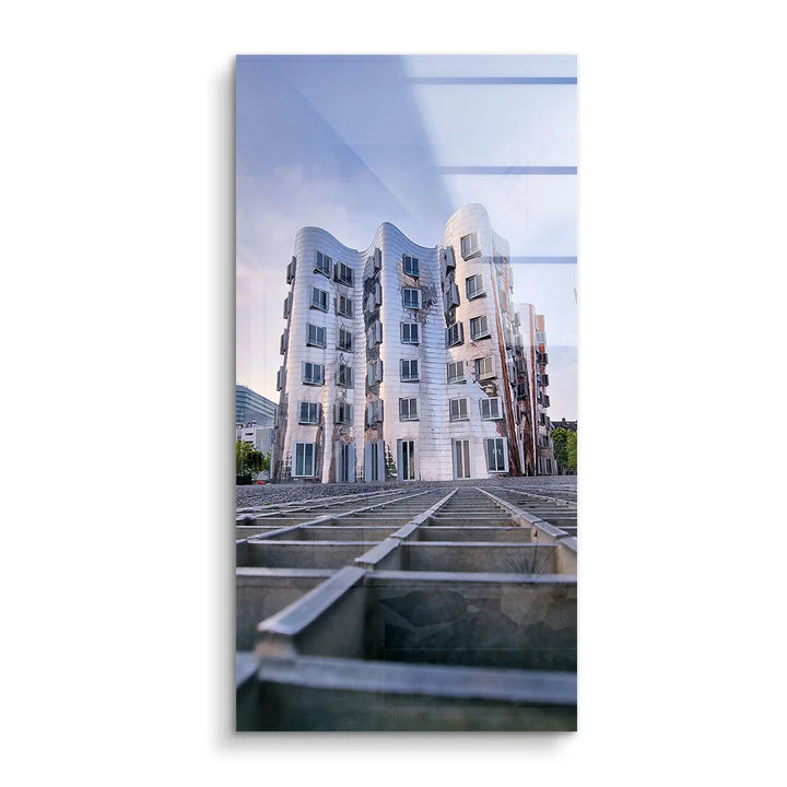 Modernes Wandbild mit abstraktem, verchromtem Gebäude und urbanem Gitter im Vordergrund.