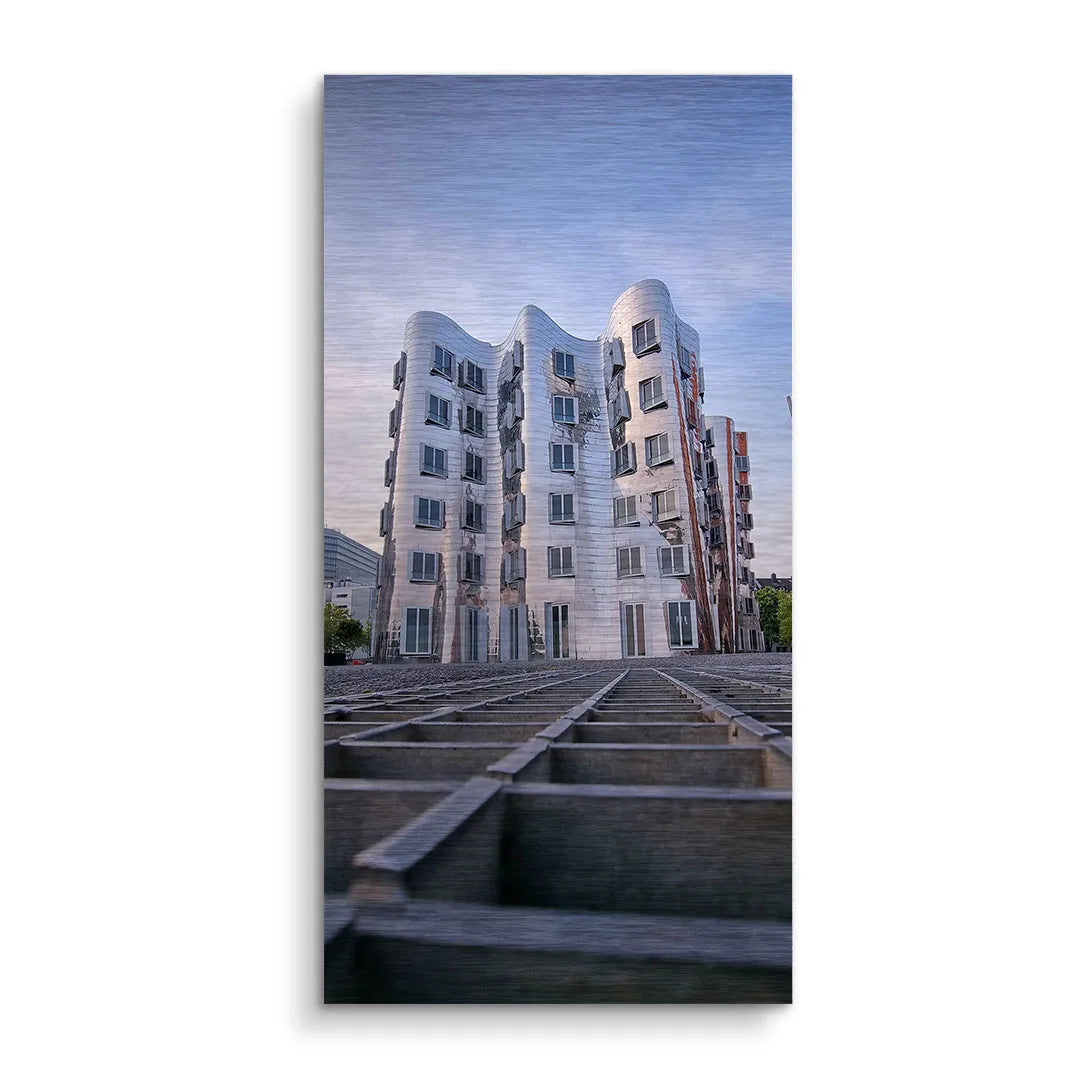 Modernes Wandbild mit abstraktem silbernen Gebäude und urbanen Architektur-Elementen