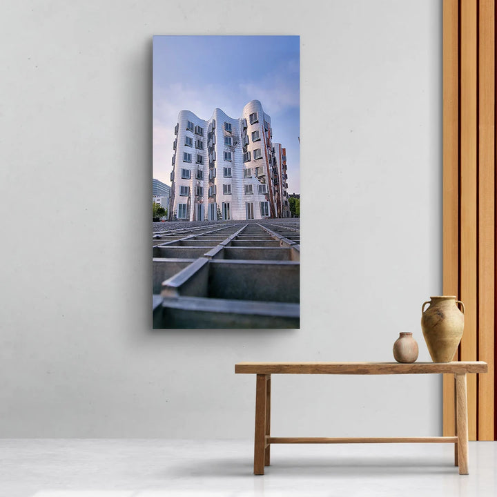 Modernes Wandbild mit Architekturmotiv, abstraktes Gebäude auf Leinwand, minimalistische Einrichtung