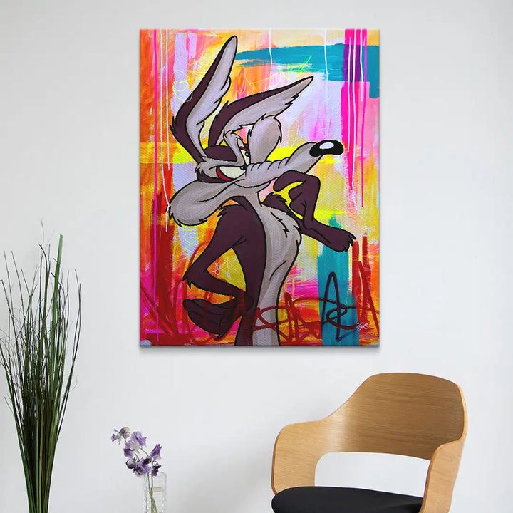 Modernes Wandbild mit Comicfigur auf bunter, abstrakter Leinwand, im Wohnzimmer dekoriert