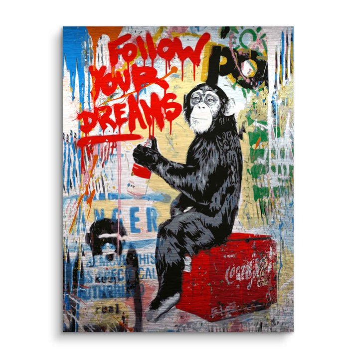 Pop Art Wandbild mit Affe, Graffiti-Schriftzug 'Follow Your Dreams' und Coca-Cola-Kiste