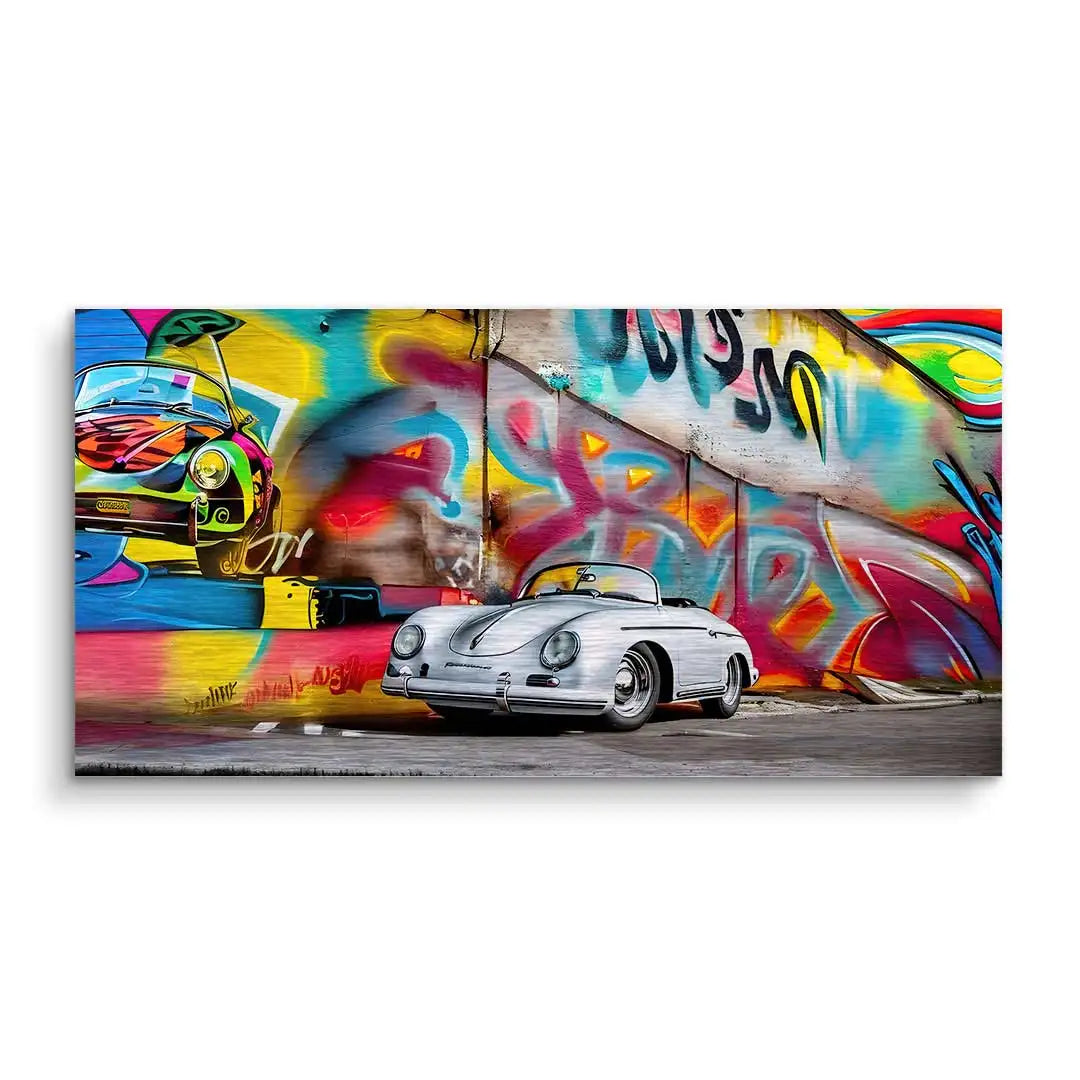Wandbild mit silbernem Porsche Cabrio vor bunter Graffiti Wand, moderne Kunst