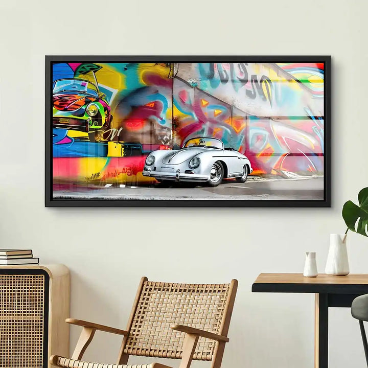 Wandbild mit silbernem Porsche Cabrio vor bunter Graffiti-Wand, modernes Wohnzimmer