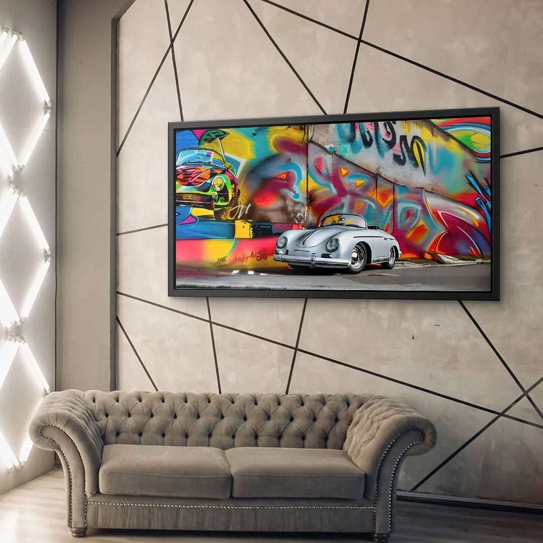 Modernes Wandbild mit silbernem Cabrio vor bunter Graffiti-Wand über einem Sofa