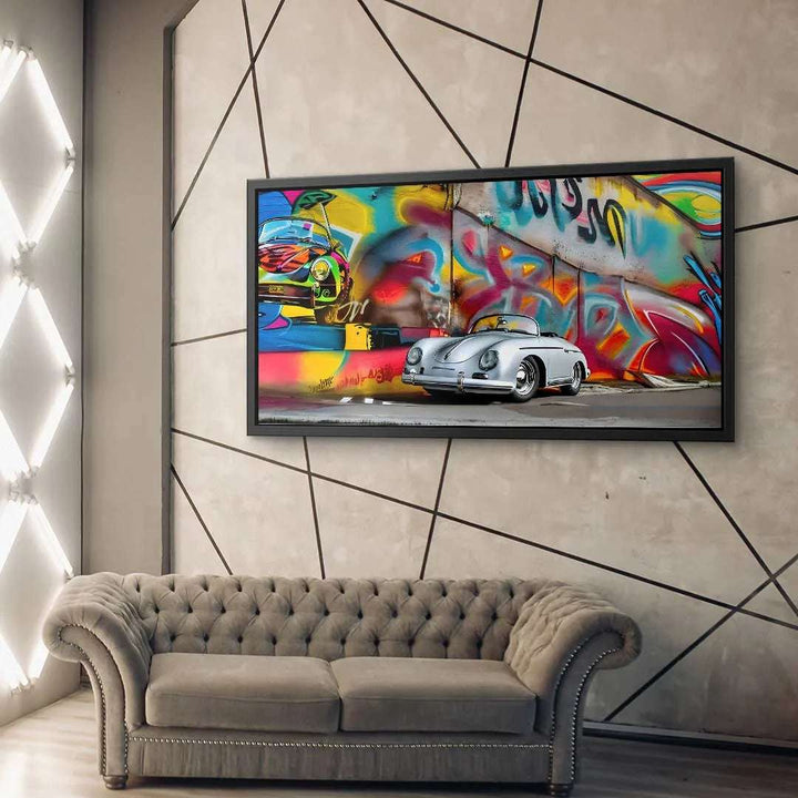 Modernes Wandbild mit silbernem Cabrio vor bunter Graffiti-Wand über einem Sofa