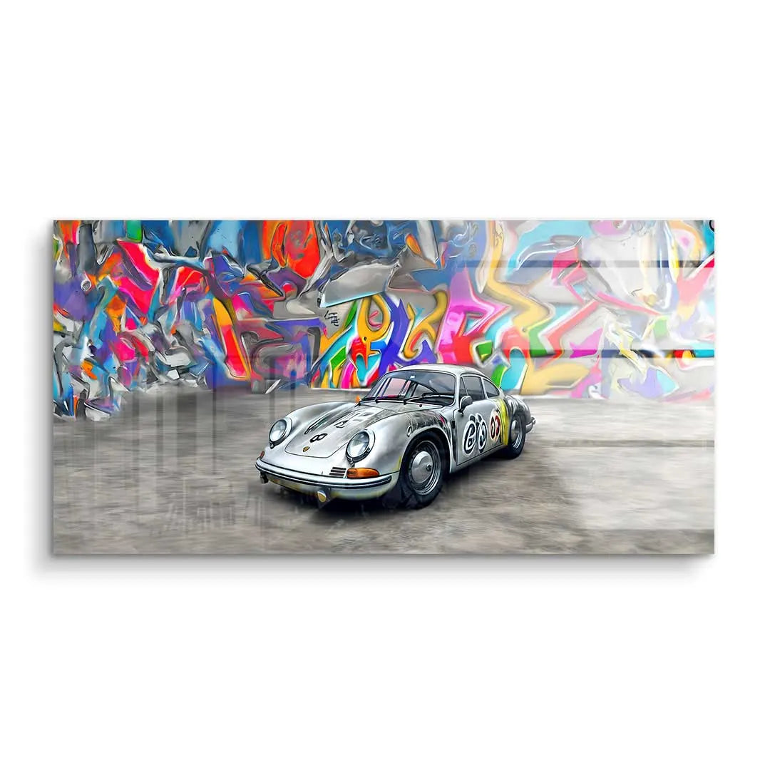 Wandbild mit silbernem Porsche Rennwagen vor bunter Graffiti-Wand, moderne Kunst