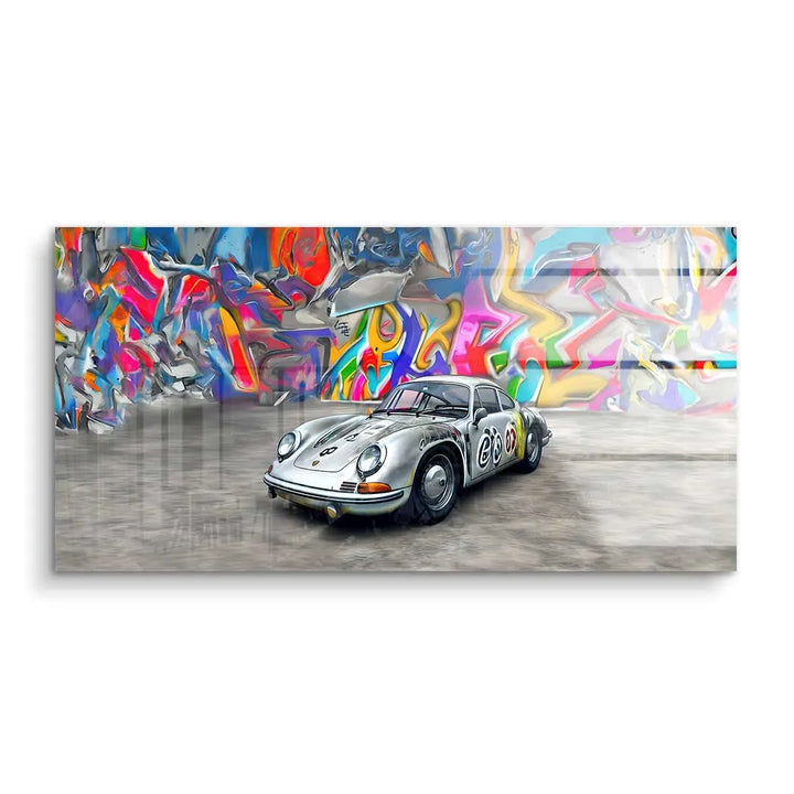 Wandbild mit silbernem Porsche Rennwagen vor bunter Graffiti-Wand, moderne Kunst