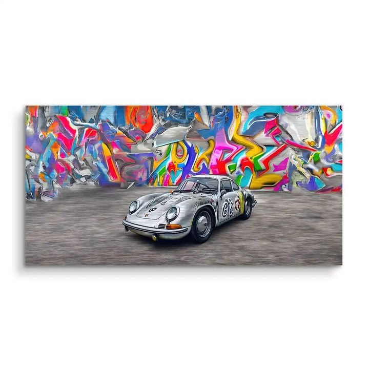Wandbild mit silbernem Porsche Rennwagen vor bunter Graffiti-Kunst auf Leinwand