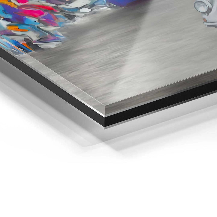 Detail eines Wandbilds auf Acrylglas mit Rennwagen-Motiv und bunten Farben
