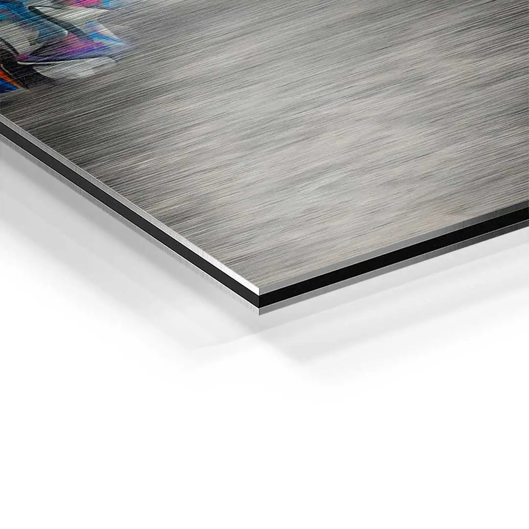 Detailansicht Wandbild auf gebürstetem Aluminium mit verschwommenem Auto-Motiv