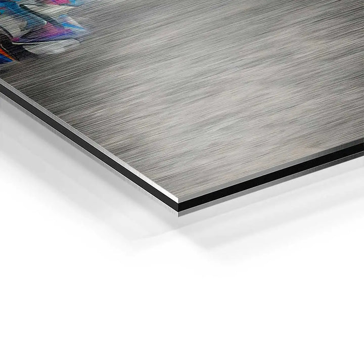 Detailansicht Wandbild auf gebürstetem Aluminium mit verschwommenem Auto-Motiv