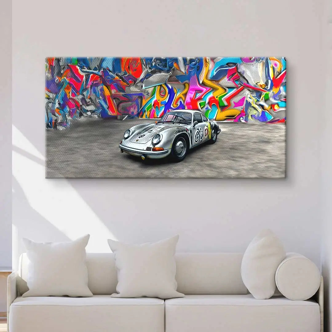 Wandbild mit silbernem Rennwagen vor bunter Graffiti-Kulisse im modernen Wohnzimmer