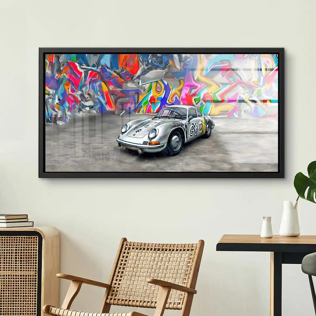 Wandbild mit silbernem Porsche-Rennwagen vor bunter Graffiti-Kunst, modern eingerichtet