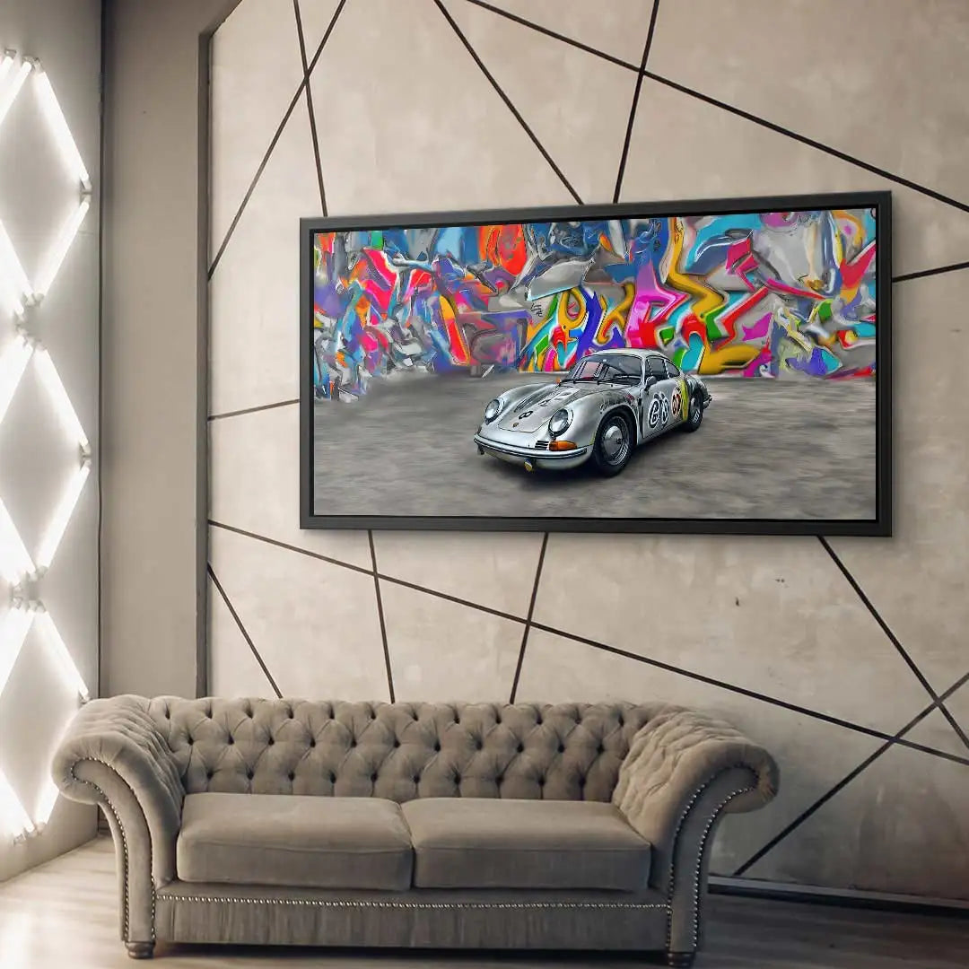 Wandbild mit silbernem Porsche und bunter Graffiti-Kunst über Sofa im modernen Wohnzimmer