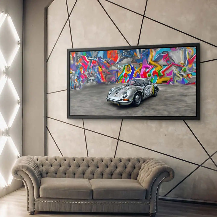 Wandbild mit silbernem Porsche und bunter Graffiti-Kunst über Sofa im modernen Wohnzimmer