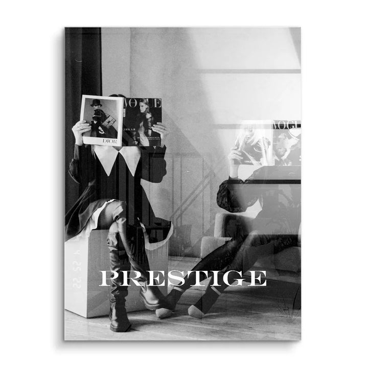 Schwarz-weiß Acryl Wandbild mit Frau in Stiefeln, hält Modezeitschrift, Aufschrift PRESTIGE