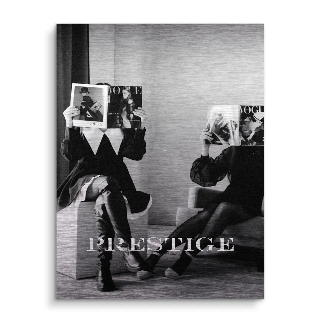 Schwarzweiß-Wandbild mit zwei Frauen, die Modezeitschriften halten, Schriftzug Prestige