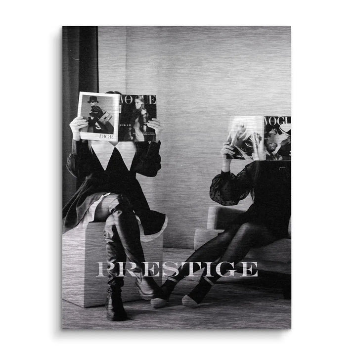 Schwarzweiß-Wandbild mit zwei Frauen, die Modezeitschriften halten, Schriftzug Prestige