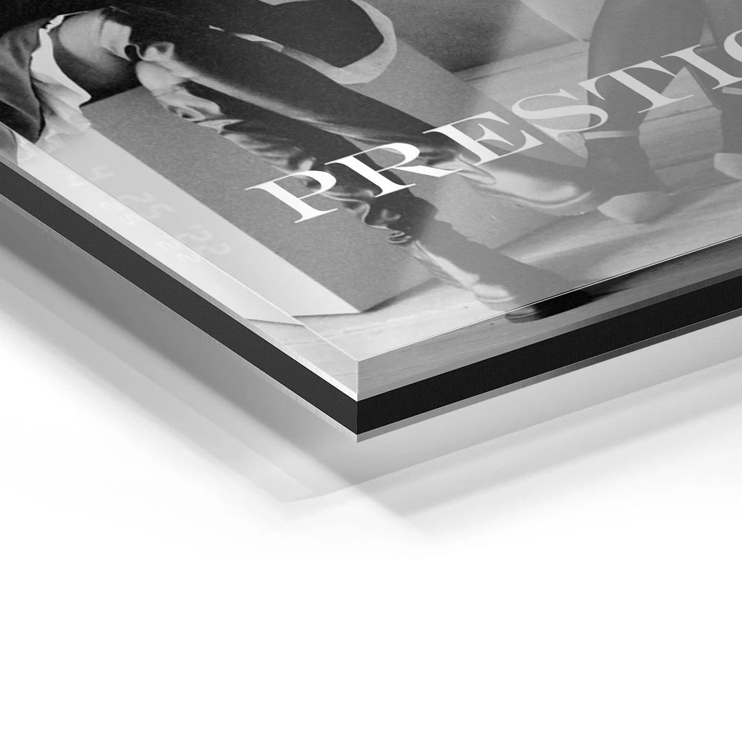 Detailansicht modernes Wandbild auf Acrylglas mit Schwarz-Weiß-Motiv und Schriftzug