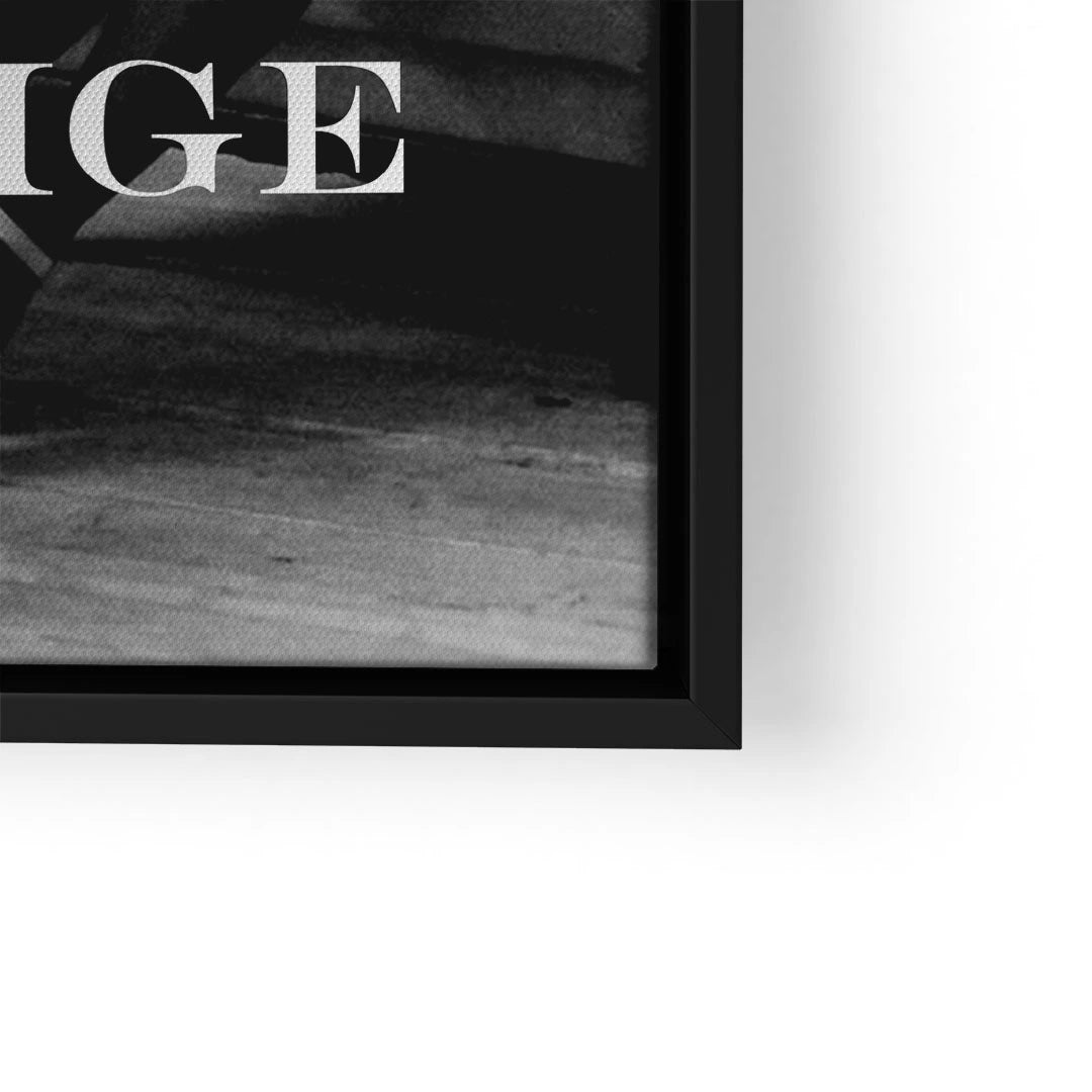 Detailaufnahme eines modernen Wandbildes mit schwarzem Rahmen und weißer Typografie