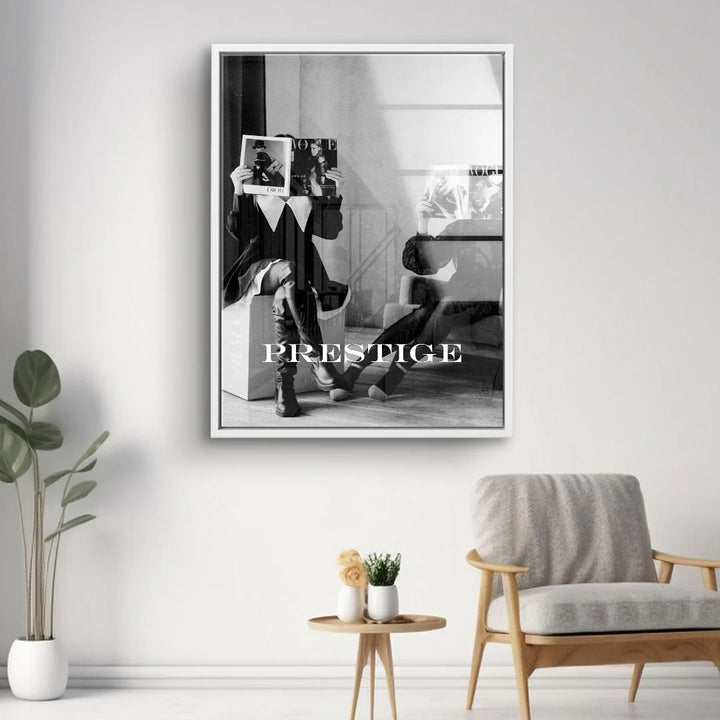 Modernes Wohnzimmer mit schwarz-weiß Wandbild Prestige, stilvolle Einrichtung, Pflanze, Sessel