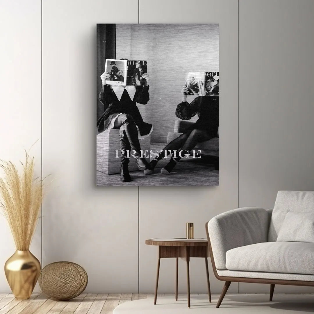 Modernes Wandbild in Schwarz-Weiß mit Frauen, die Zeitschriften halten, Prestige-Schriftzug