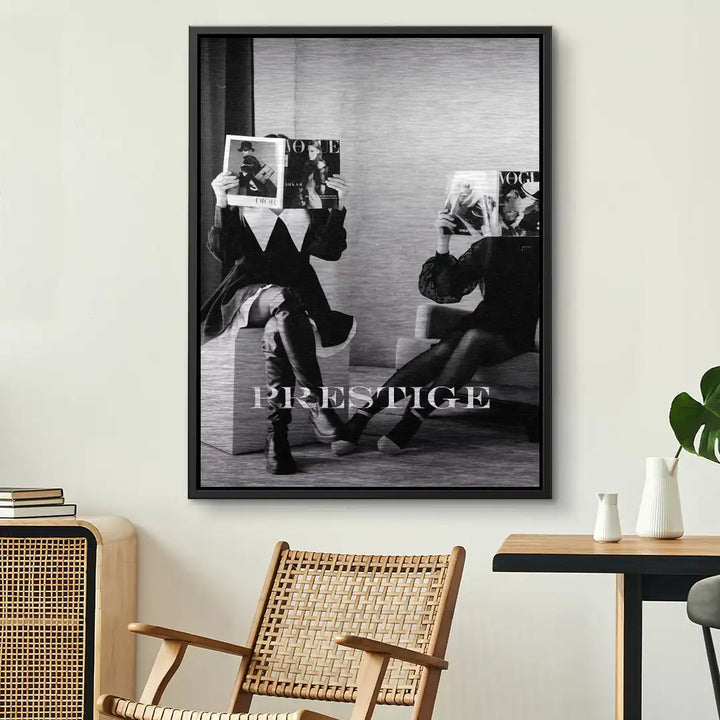 Modernes Wandbild in Schwarz-Weiß mit zwei Frauen, die Modemagazine lesen, Prestige-Schriftzug