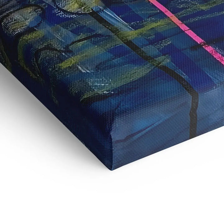Detail eines abstrakten Wandbilds auf Leinwand mit blauen, grünen und pinken Farbakzenten