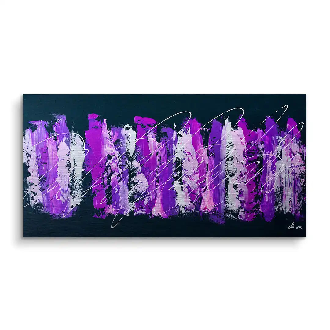 Modernes Wandbild mit abstrakten lila und weißen Pinselstrichen auf dunklem Hintergrund